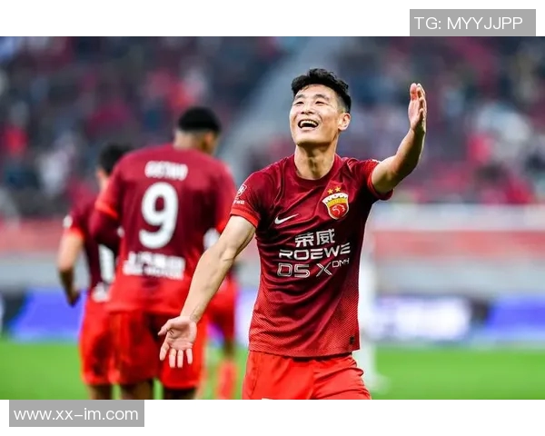 记者展示海港新赛季球衣清新红色造型引发球迷热议